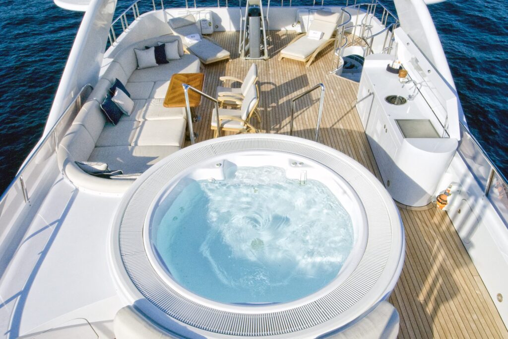 Kijo sundeck and jacuzzi